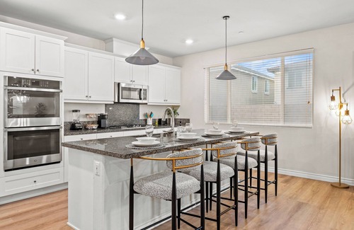 Ontario Villa | Spacious 5-bedroom villa in excellent Ontario with AC NEAR AIRPORT 9 BEDS