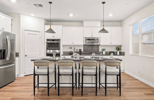 Ontario Villa | Spacious 5-bedroom villa in excellent Ontario with AC NEAR AIRPORT 9 BEDS