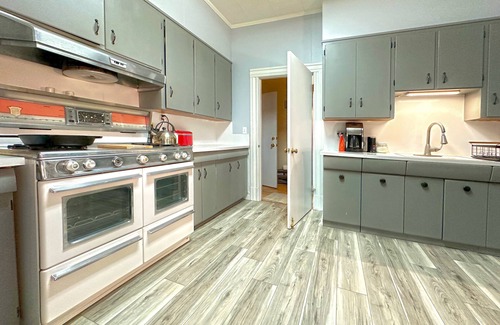Cloverdale House | Spacious 5-bedroom wine country retreat in downtown Cloverdale