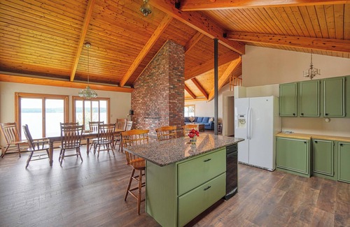 Sidney House | Spacious 5-bedroom waterfront house in lovely Sidney with WiFi, AC