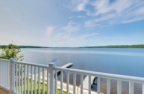Sidney House | Spacious 5-bedroom waterfront house in lovely Sidney with WiFi, AC