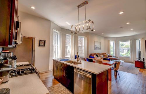 North Lawndale Apartment | Spacious 5-BR Apt next to transit Free Parking