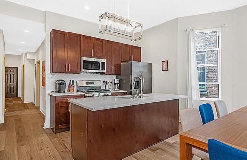 North Lawndale Apartment | Spacious 5-BR Apt next to transit Free Parking