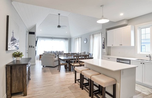 Minett Cottage | SPACIOUS 5 BR LAKE ROSSEAU COTTAGE W/GREAT VIEWS, NEW POOL AND BEACH ACCESS!