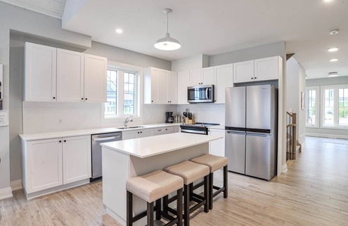 Minett Cottage | SPACIOUS 5 BR LAKE ROSSEAU COTTAGE W/GREAT VIEWS, NEW POOL AND BEACH ACCESS!