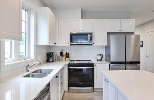 Minett Cottage | SPACIOUS 5 BR LAKE ROSSEAU COTTAGE W/GREAT VIEWS, NEW POOL AND BEACH ACCESS!