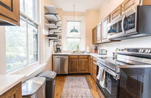 Clifton House | Spacious 5-BR Renovated Home-10 min drive to DT