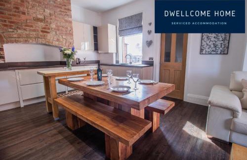 Westoe Apartment | Spacious 5 Double Bedroom 6 Beds Townhouse 2 Bathrooms, Ideal for long term contractor, etc stays, 15 mins drive to Nissan, 10 mins walk to metro station - see our site for assurance