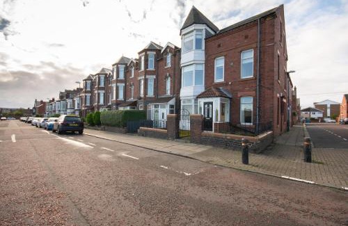 Westoe Apartment | Spacious 5 Double Bedroom 6 Beds Townhouse 2 Bathrooms, Ideal for long term contractor, etc stays, 15 mins drive to Nissan, 10 mins walk to metro station - see our site for assurance