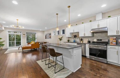 Highline House | Spacious 5B 3.5B House Near Airport & Dinning