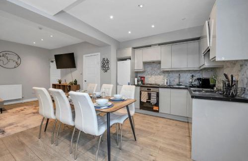 Ipswich House | Spacious 5BDR House By Homestyles Hosts Short Lets & Serviced Accommodation Suffolk With Private En-Suite & Free Parking