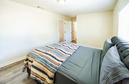 Los Angeles Apartment | Spacious 5BR 3BA Home with Free Parking and WiFi 10 Minutes to Downtown LA Perfect for Large Groups