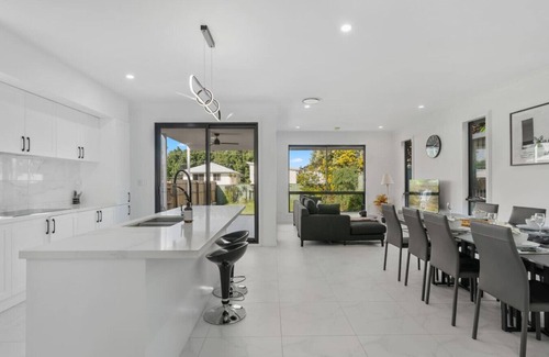 Corinda House | Spacious 5BR Family Home in Leafy Corinda