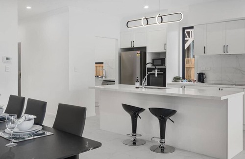 Corinda House | Spacious 5BR Family Home in Leafy Corinda
