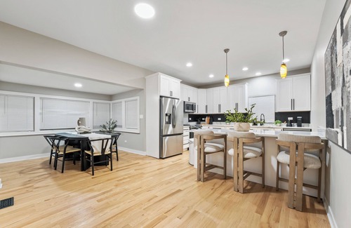 Oak Park House | Spacious 5BR, Game Room, Free Parking, Fenced Yard, Near Hwy & Public Transit