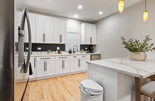 Oak Park House | Spacious 5BR, Game Room, Free Parking, Fenced Yard, Near Hwy & Public Transit