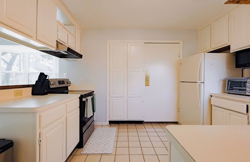 Spring Branch West House | Spacious 5BR Home - Near Energy Corridor - Sleeps 14 - Pet friendly