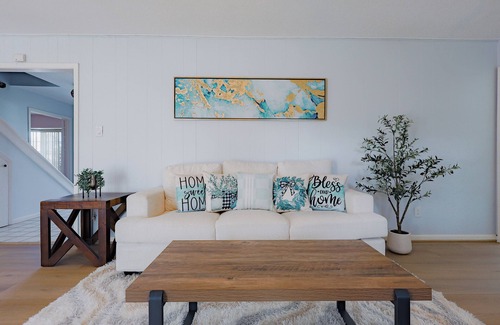 Spring Branch West House | Spacious 5BR Home - Near Energy Corridor - Sleeps 14 - Pet friendly