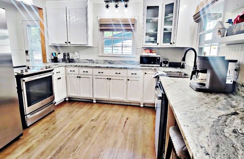 Gumlog House | Spacious 5BR Lakefront home with hot tub, ping pong, private dock