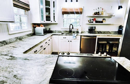 Gumlog House | Spacious 5BR Lakefront home with hot tub, ping pong, private dock