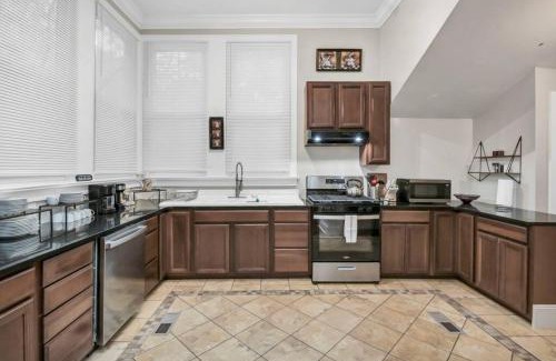 Columbia House | Spacious 5BR - Pet Friendly