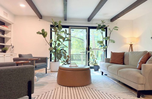 Granger House | Spacious 5BR Retreat w/Wet Bar, Backyard – 10min to Notre Dame