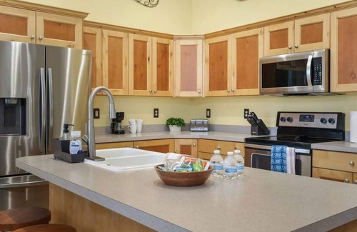 Layton House | Spacious 5BR Retreat with Game Room, PS5 & Garage