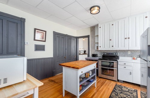 Hughesville House | Spacious 5BR Victorian in charming Hughesville sleeps 12