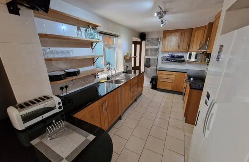 Crawley House | Spacious 6-bed house - 12 mins Gatwick