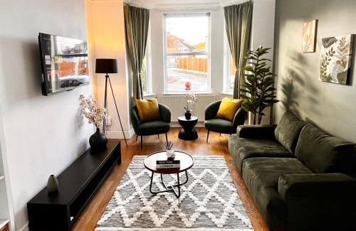 Trafford House | Spacious 6 bed house Altrincham