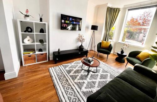 Trafford House | Spacious 6 bed house Altrincham