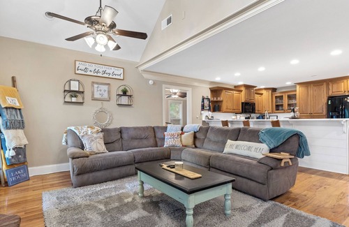 Eatonton House | Spacious 6-Bed Lakefront Retreat 2 King Ensuites, Screened Porch & Amenities