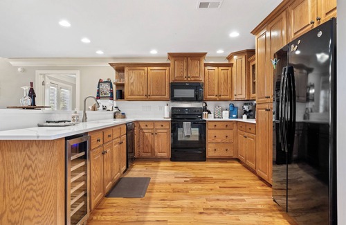 Eatonton House | Spacious 6-Bed Lakefront Retreat 2 King Ensuites, Screened Porch & Amenities