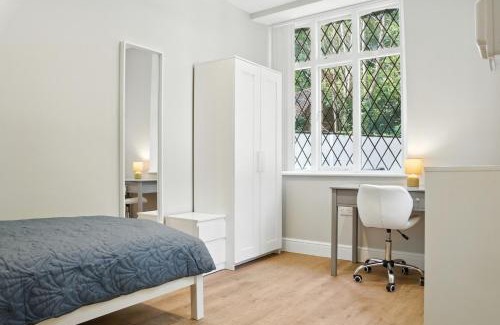 Walsall House | Spacious 6-Bedroom/6-Bathroom Stay in Bloxwich