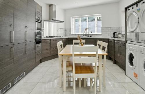 Walsall House | Spacious 6-Bedroom/6-Bathroom Stay in Bloxwich