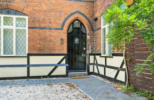 Walsall House | Spacious 6-Bedroom/6-Bathroom Stay in Bloxwich