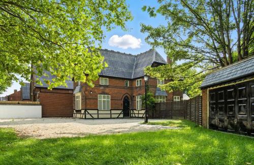 Walsall House | Spacious 6-Bedroom/6-Bathroom Stay in Bloxwich