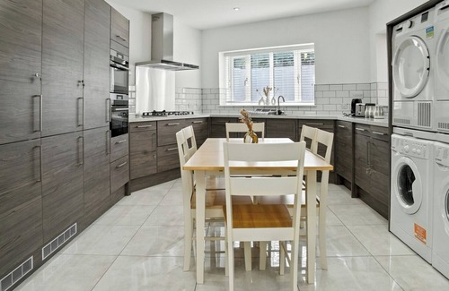 Walsall House | Spacious 6-Bedroom/6-Bathroom Stay in Bloxwich