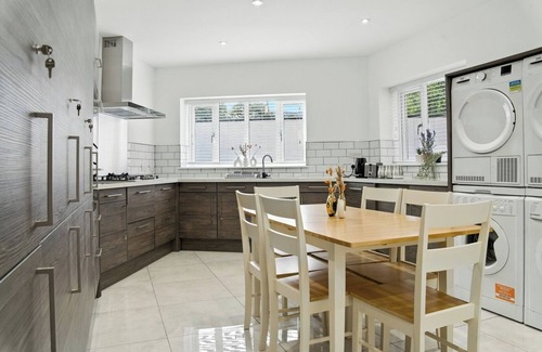 Walsall House | Spacious 6-Bedroom/6-Bathroom Stay in Bloxwich