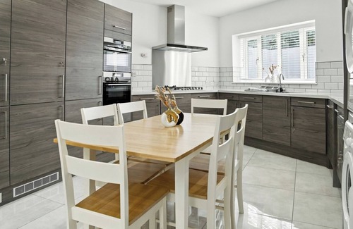 Walsall House | Spacious 6-Bedroom/6-Bathroom Stay in Bloxwich