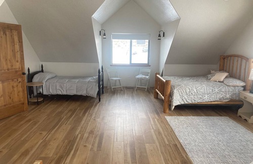 Downey Cabin | Spacious 6-bedroom, 6 bathroom lodge at Malad Summit with WiFi, AC.