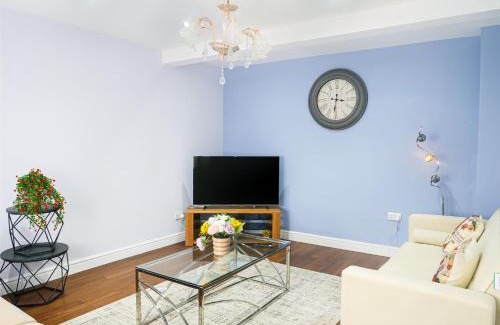 Brampton House | Spacious 6 Bedroom House in Bexleyheath