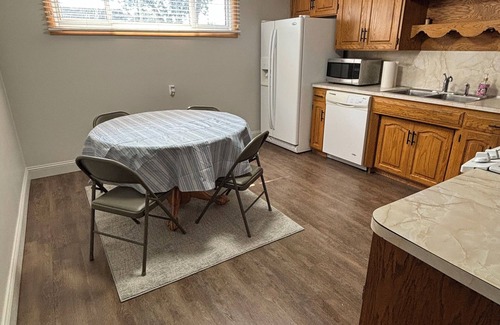 Bismarck House | Spacious 6-bedroom house in Bismarck with WiFi, AC