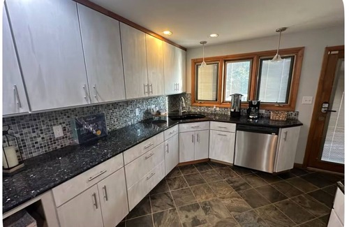 Bronston House | Spacious 6-bedroom house in welcoming Bronston, minutes to Lake Cumberland
