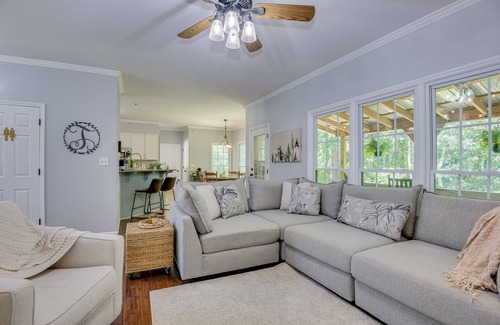 Martinez House | Spacious 6-bedroom house with fitness room, movie room, and ping pong table!