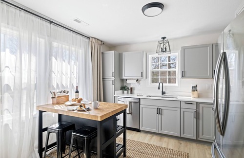 Brevard House | Spacious 6-bedroom house in beautiful Downtown Brevard