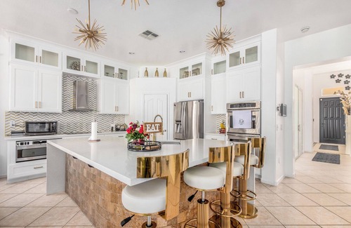 Gilbert House | Spacious 6-bedroom house in charming Gilbert with WiFi, AC