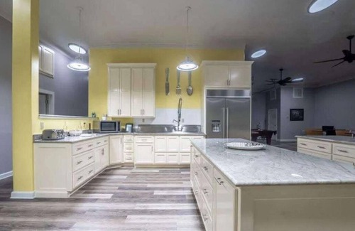 Fackler Cabin | Spacious 6-bedroom lodge in beautiful Hollwood with WiFi, AC