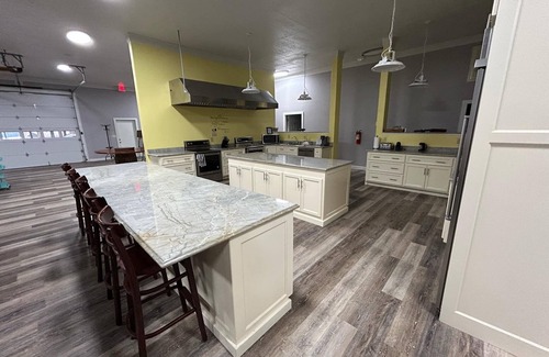 Fackler Cabin | Spacious 6-bedroom lodge in beautiful Hollwood with WiFi, AC