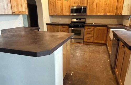 Winthrop House | Spacious 6-bedroom lodge/house overlooking charming Winthrop with WiFi, AC